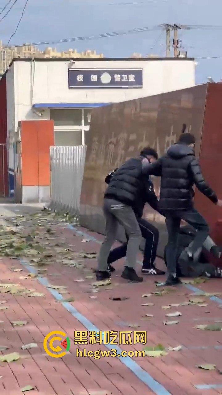 唐山38中门口精神小伙持械群殴，砍刀钢棍齐飞，校园门口上演江湖儿女！-6