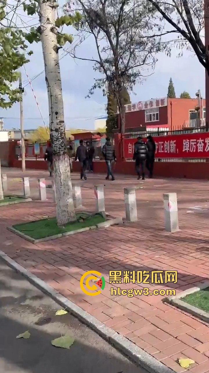 唐山38中门口精神小伙持械群殴，砍刀钢棍齐飞，校园门口上演江湖儿女！-9