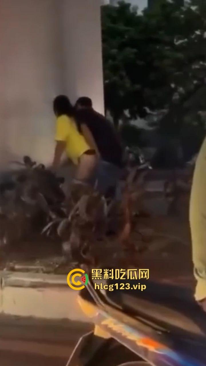 太过分了!一男子在人来人往的天桥下哄骗少女扒人家裤子后入!-7