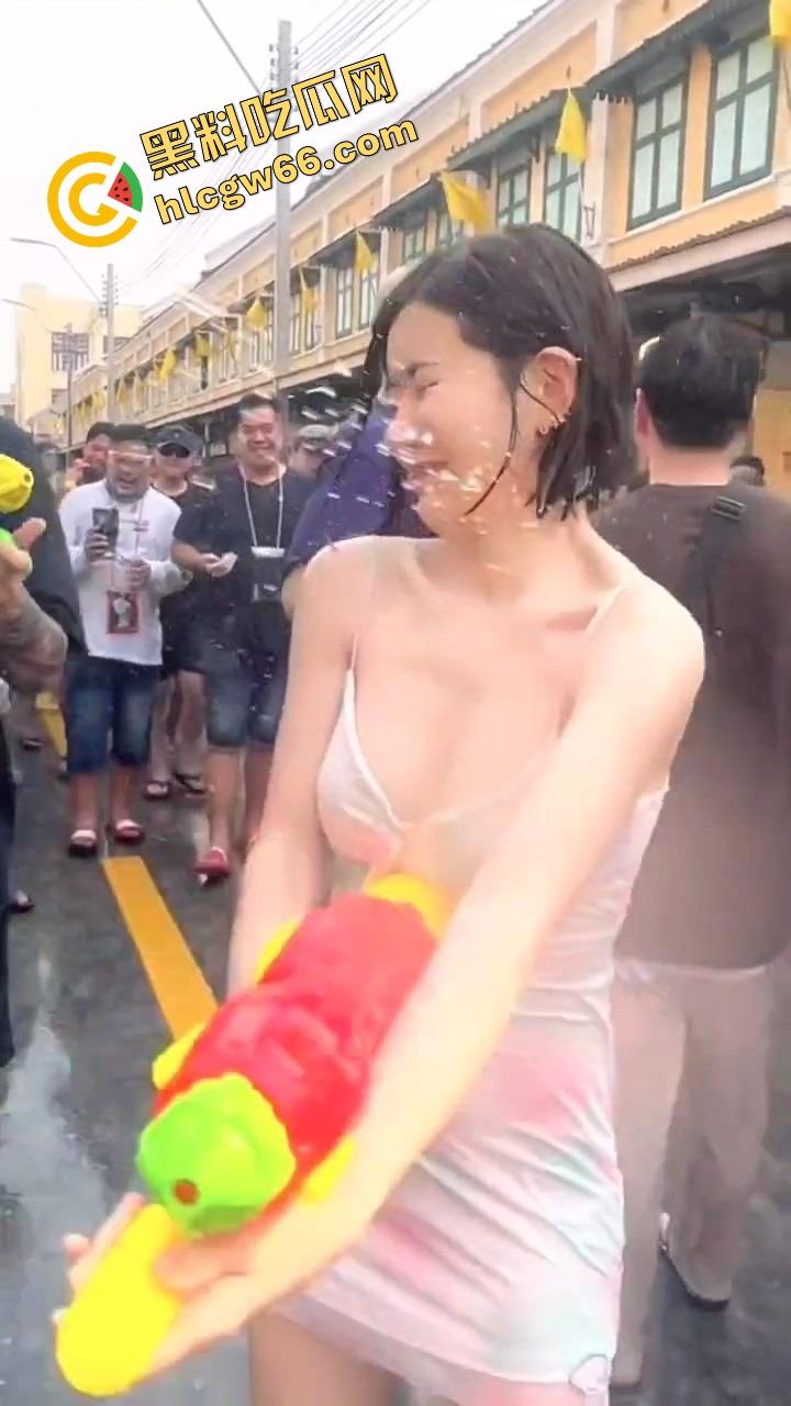 柬埔寨泼水节变成湿身骚趴,夜店女王DJ 『SODA』遭全场狂射,白T湿透巨乳炸出,奶头凸点全场沸腾!-2