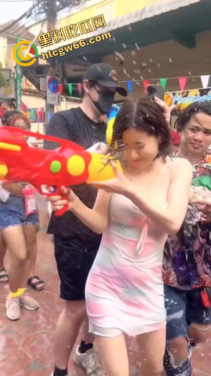 柬埔寨泼水节变成湿身骚趴,夜店女王DJ 『SODA』遭全场狂射,白T湿透巨乳炸出,奶头凸点全场沸腾!-4