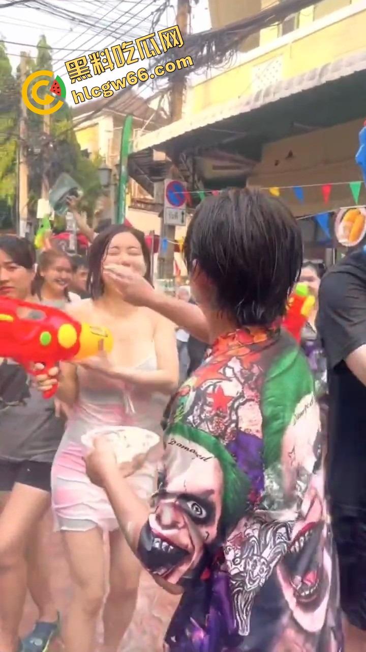 柬埔寨泼水节变成湿身骚趴,夜店女王DJ 『SODA』遭全场狂射,白T湿透巨乳炸出,奶头凸点全场沸腾!-5