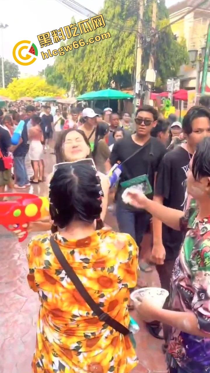 柬埔寨泼水节变成湿身骚趴,夜店女王DJ 『SODA』遭全场狂射,白T湿透巨乳炸出,奶头凸点全场沸腾!-6