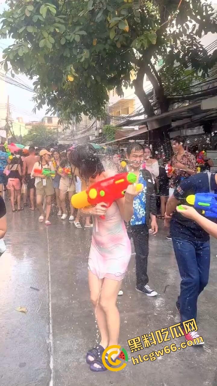 柬埔寨泼水节变成湿身骚趴,夜店女王DJ 『SODA』遭全场狂射,白T湿透巨乳炸出,奶头凸点全场沸腾!-10