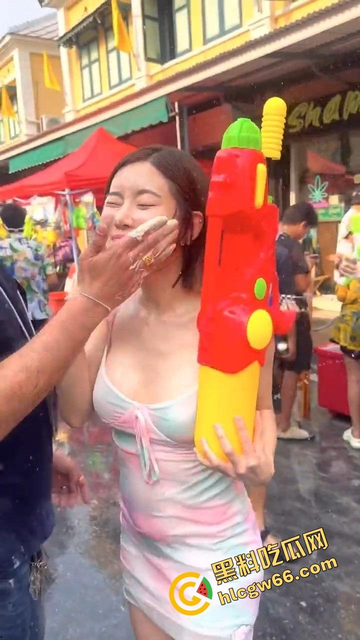 柬埔寨泼水节变成湿身骚趴,夜店女王DJ 『SODA』遭全场狂射,白T湿透巨乳炸出,奶头凸点全场沸腾!-12