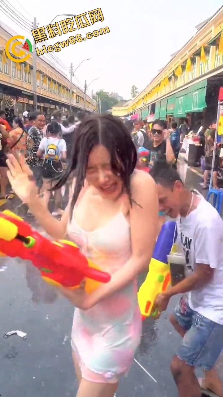 柬埔寨泼水节变成湿身骚趴,夜店女王DJ 『SODA』遭全场狂射,白T湿透巨乳炸出,奶头凸点全场沸腾!-14