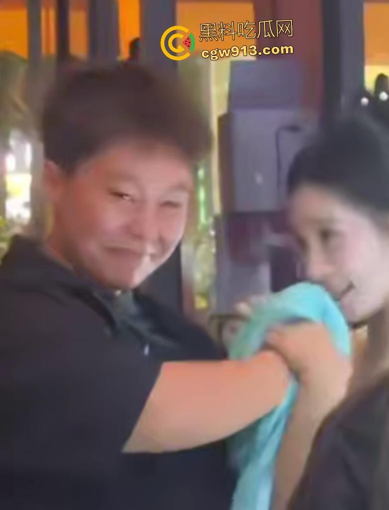 杭州醉舞轻谣国风酒馆,小仙女嘴对嘴喂食露大腿,擦边舞撩汉直接亲脸,迟早被举报翻车!-1