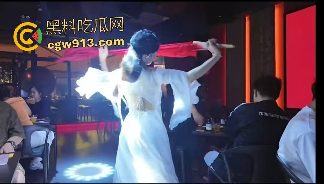 杭州醉舞轻谣国风酒馆,小仙女嘴对嘴喂食露大腿,擦边舞撩汉直接亲脸,迟早被举报翻车!-8