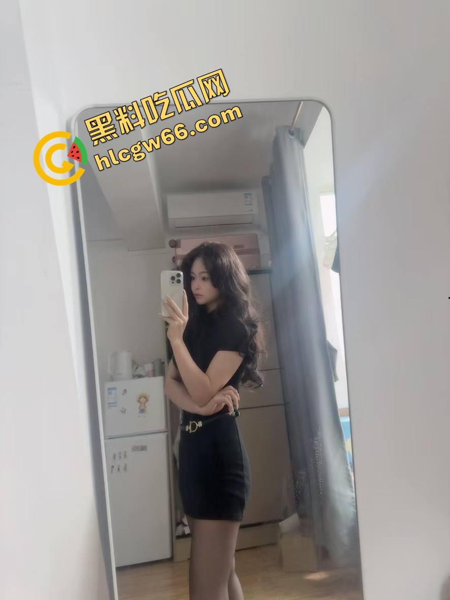 桌上吃肉，桌下吃逼，绿帽哥请兄弟草自己老婆边吃边拍，骚妻水流成河，火锅秒变淫锅！-4