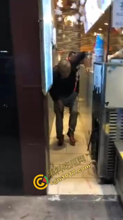 广州大街惊魂时刻：男子持刀疯狂输出，警察无奈拔枪射击，鲜血四溅，万人围观，刀客终于倒下！-5