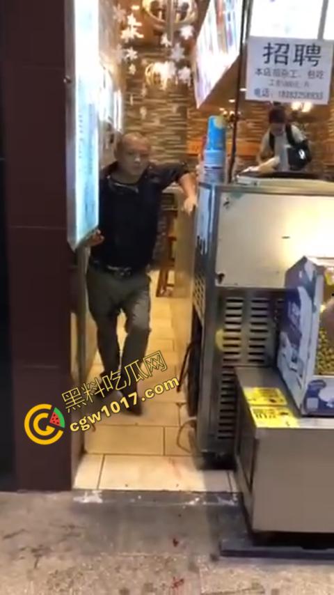 广州大街惊魂时刻：男子持刀疯狂输出，警察无奈拔枪射击，鲜血四溅，万人围观，刀客终于倒下！-6