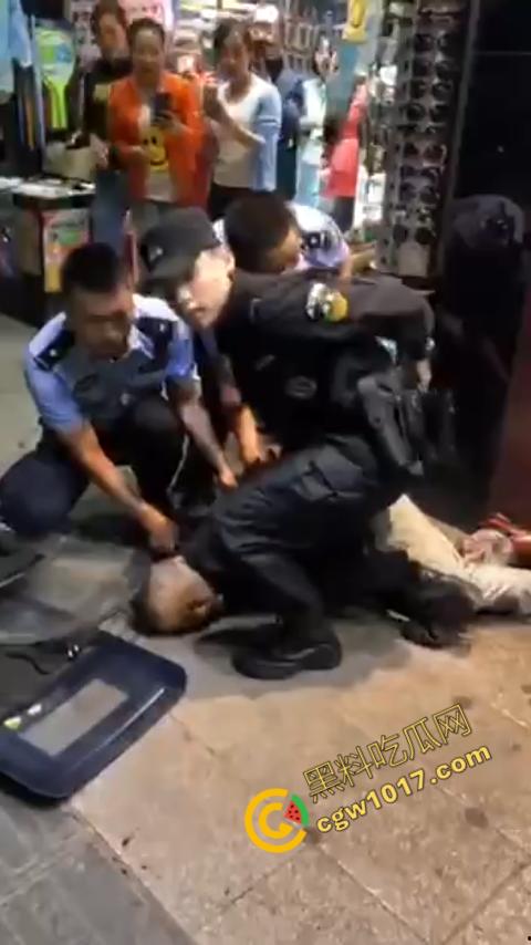 广州大街惊魂时刻：男子持刀疯狂输出，警察无奈拔枪射击，鲜血四溅，万人围观，刀客终于倒下！-9