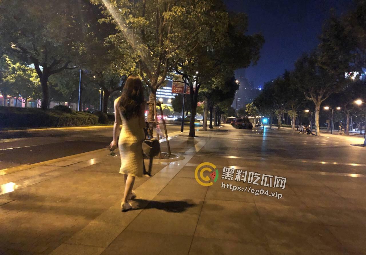 上海期货美女交易员【何麦伢】与男友啪啪视频及大量生活照流出 好几个角度看出妹妹已经生气了  好像目前受影响已经回广州-6