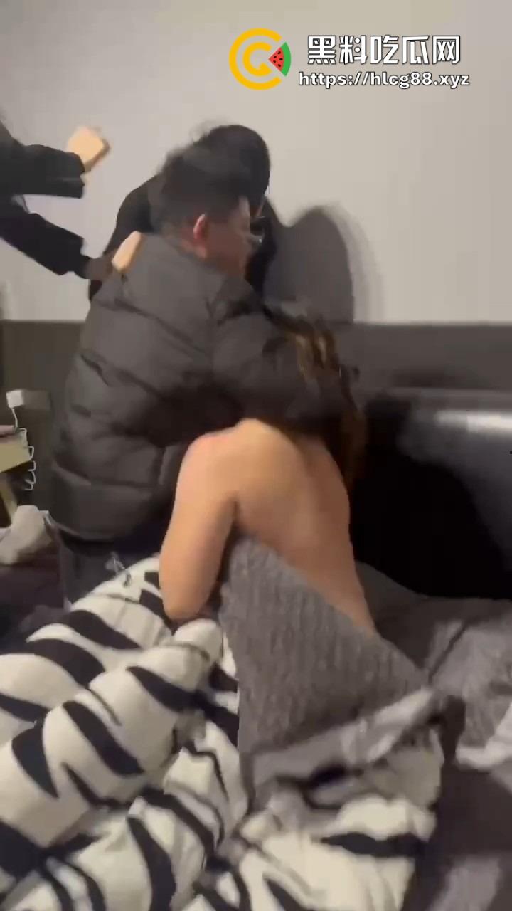 苍南县马镇宝妈怒捉老公操音乐老师小三，小三家脱光干逼被抓爆打，原配美得勾魂还输给贱货！-16