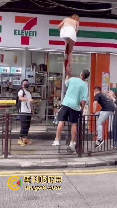 香港小三捉奸711楼上酒店光腚翻窗大逃亡,屁股一晃露逼惊呆众人,阿三救人嘴喊加油眼睛死盯骚逼-2