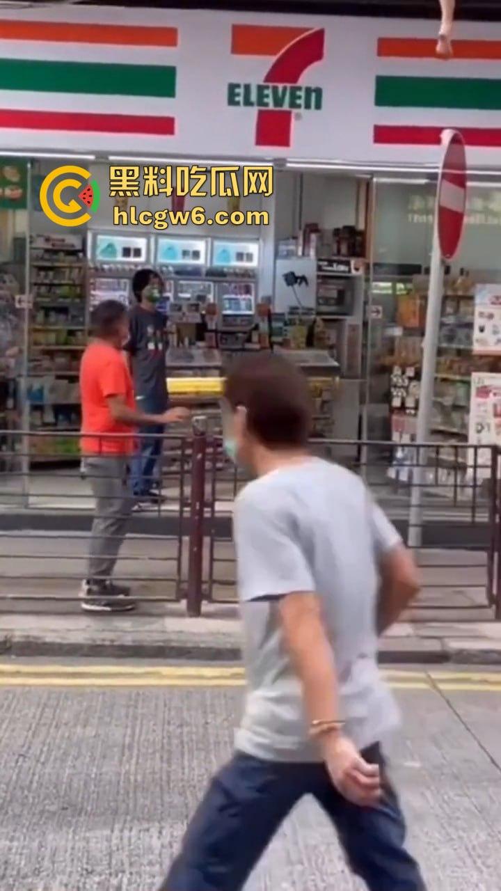 香港小三捉奸711楼上酒店光腚翻窗大逃亡,屁股一晃露逼惊呆众人,阿三救人嘴喊加油眼睛死盯骚逼-3