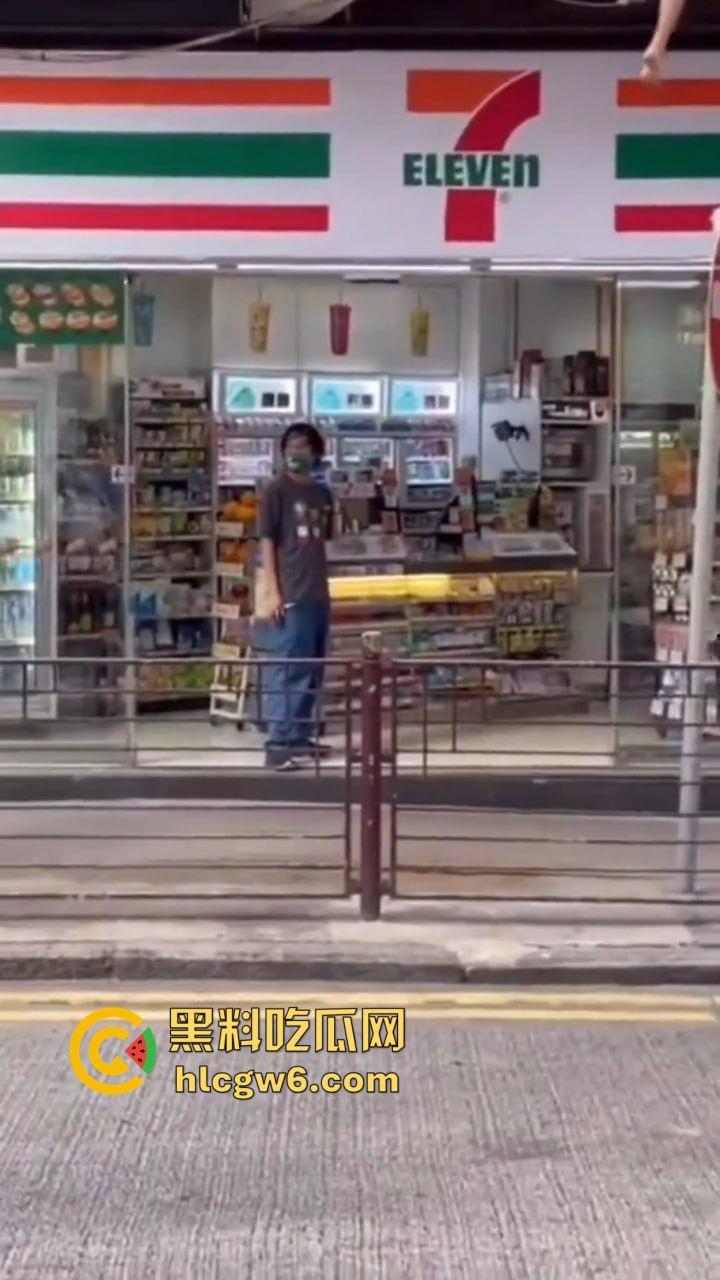 香港小三捉奸711楼上酒店光腚翻窗大逃亡,屁股一晃露逼惊呆众人,阿三救人嘴喊加油眼睛死盯骚逼-4