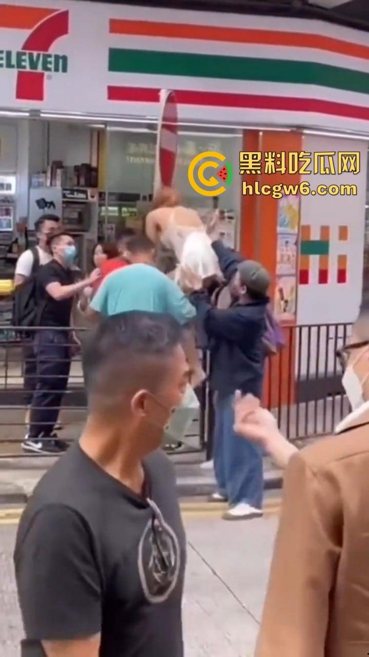 香港小三捉奸711楼上酒店光腚翻窗大逃亡,屁股一晃露逼惊呆众人,阿三救人嘴喊加油眼睛死盯骚逼-5