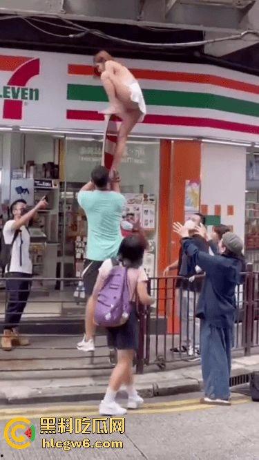 香港小三捉奸711楼上酒店光腚翻窗大逃亡,屁股一晃露逼惊呆众人,阿三救人嘴喊加油眼睛死盯骚逼-7