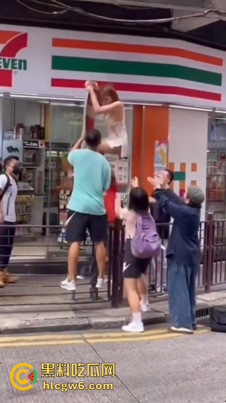 香港小三捉奸711楼上酒店光腚翻窗大逃亡,屁股一晃露逼惊呆众人,阿三救人嘴喊加油眼睛死盯骚逼-8