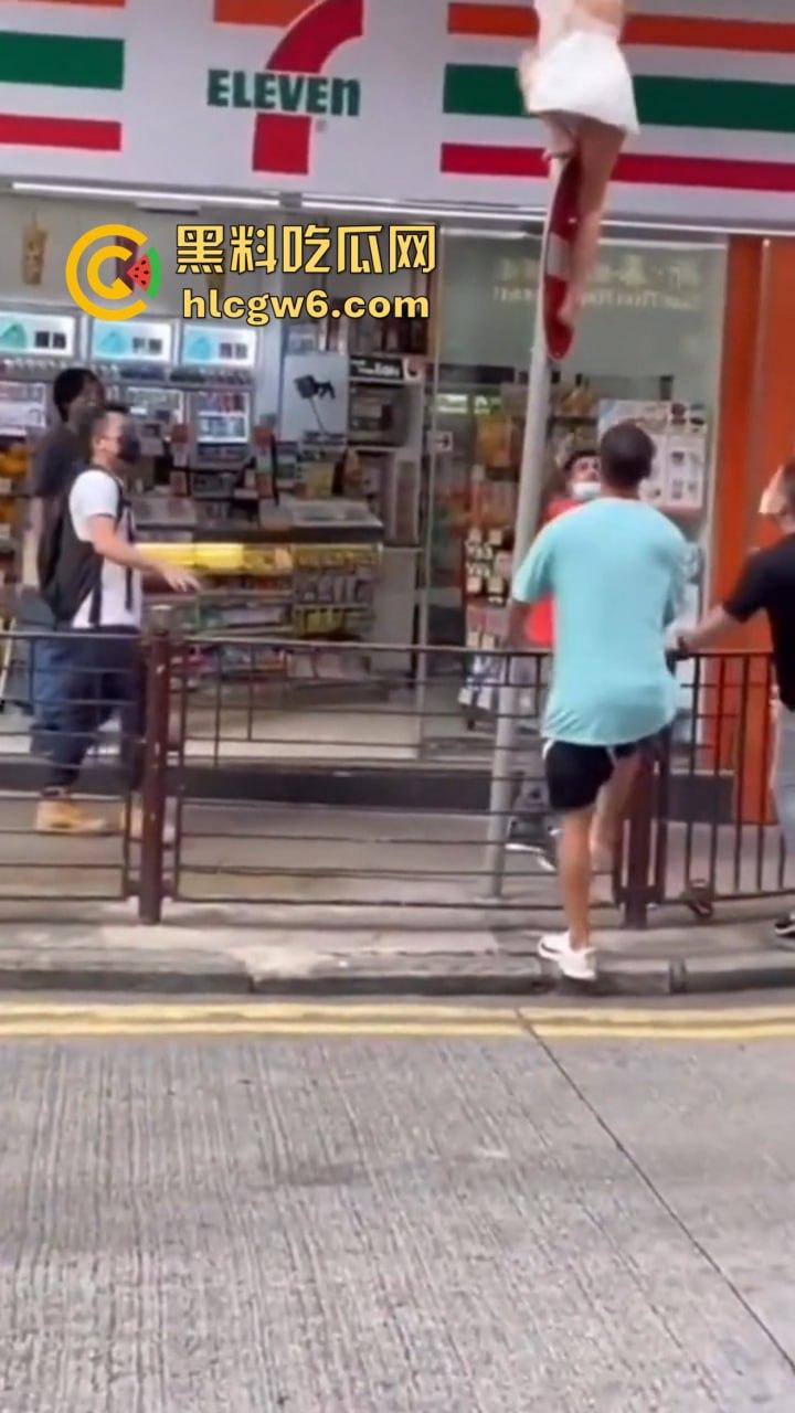 香港小三捉奸711楼上酒店光腚翻窗大逃亡,屁股一晃露逼惊呆众人,阿三救人嘴喊加油眼睛死盯骚逼-10