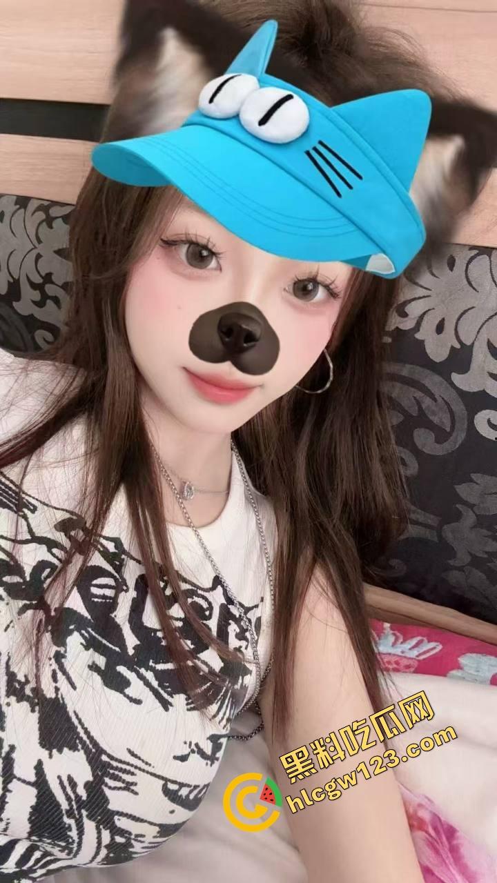 偷约妹妹的闺蜜开房猛干，前半羞涩装纯，后面浪成母狗，白丝半桶袜勾得人一顿狠操，手被反抓操弯成弓！-4