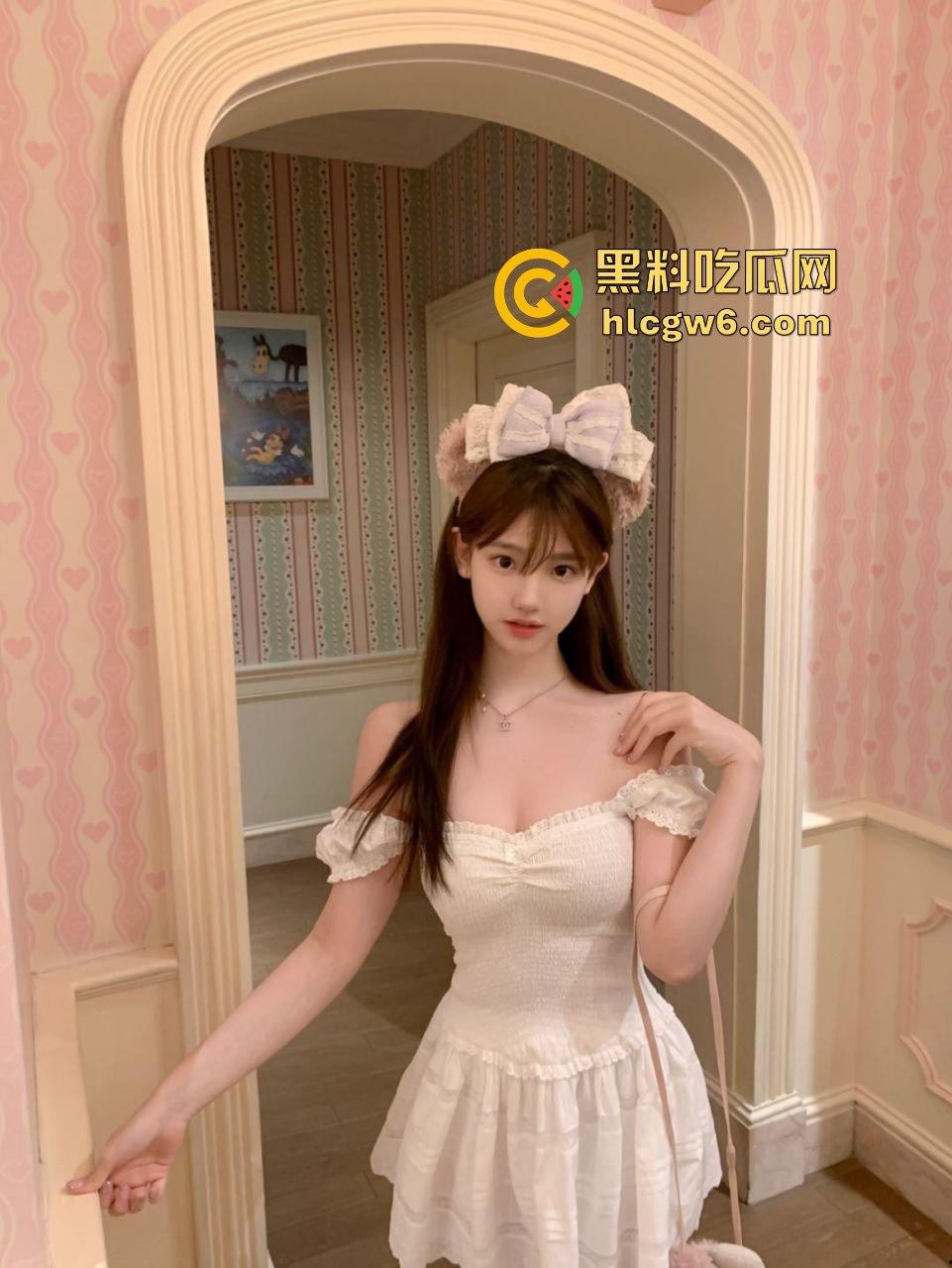 石家庄拜金人妻【林科汝】背着老公借口住闺蜜家，深夜出来陪两开路虎哥们3P，伺候得人骨头都酥了LV到手！-6