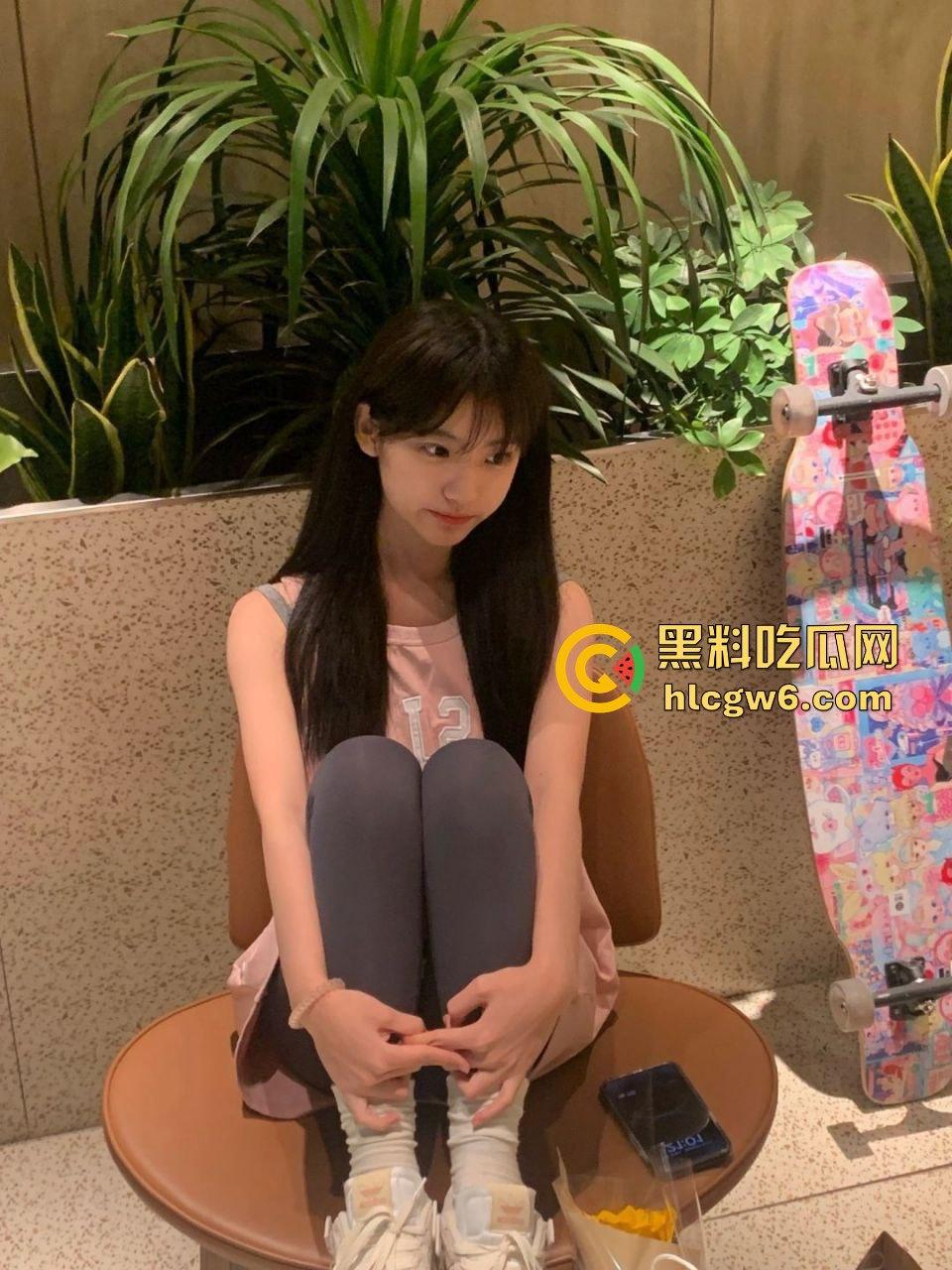 石家庄拜金人妻【林科汝】背着老公借口住闺蜜家，深夜出来陪两开路虎哥们3P，伺候得人骨头都酥了LV到手！-7