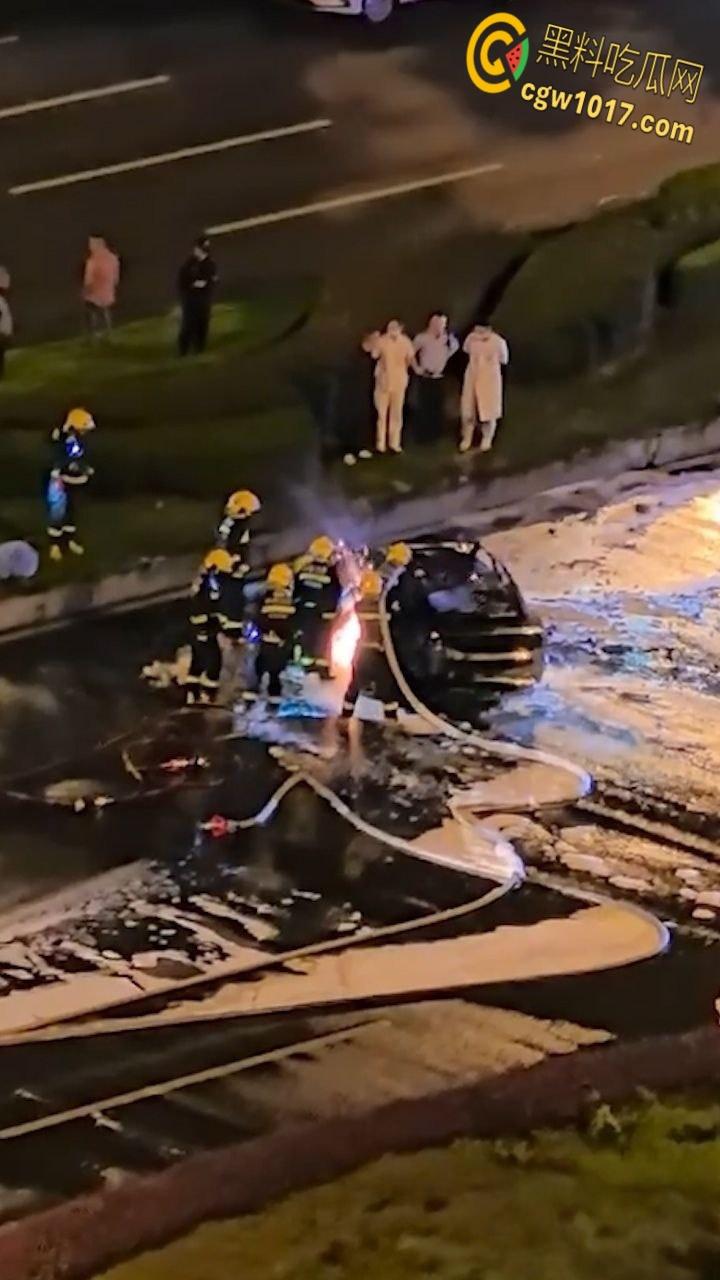 四川成都小米SU7追尾起火，路人胳膊砸到出血，也没能打开窗户，等消防人员开车门时，已经车毁人亡了！-5
