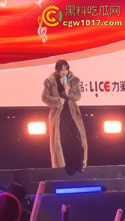 张韶涵演唱会粉丝大战,男粉大战小红书小仙女,疑似位置被抢而大打出手,偶像台上唱的火热,台下也打得火热!-2