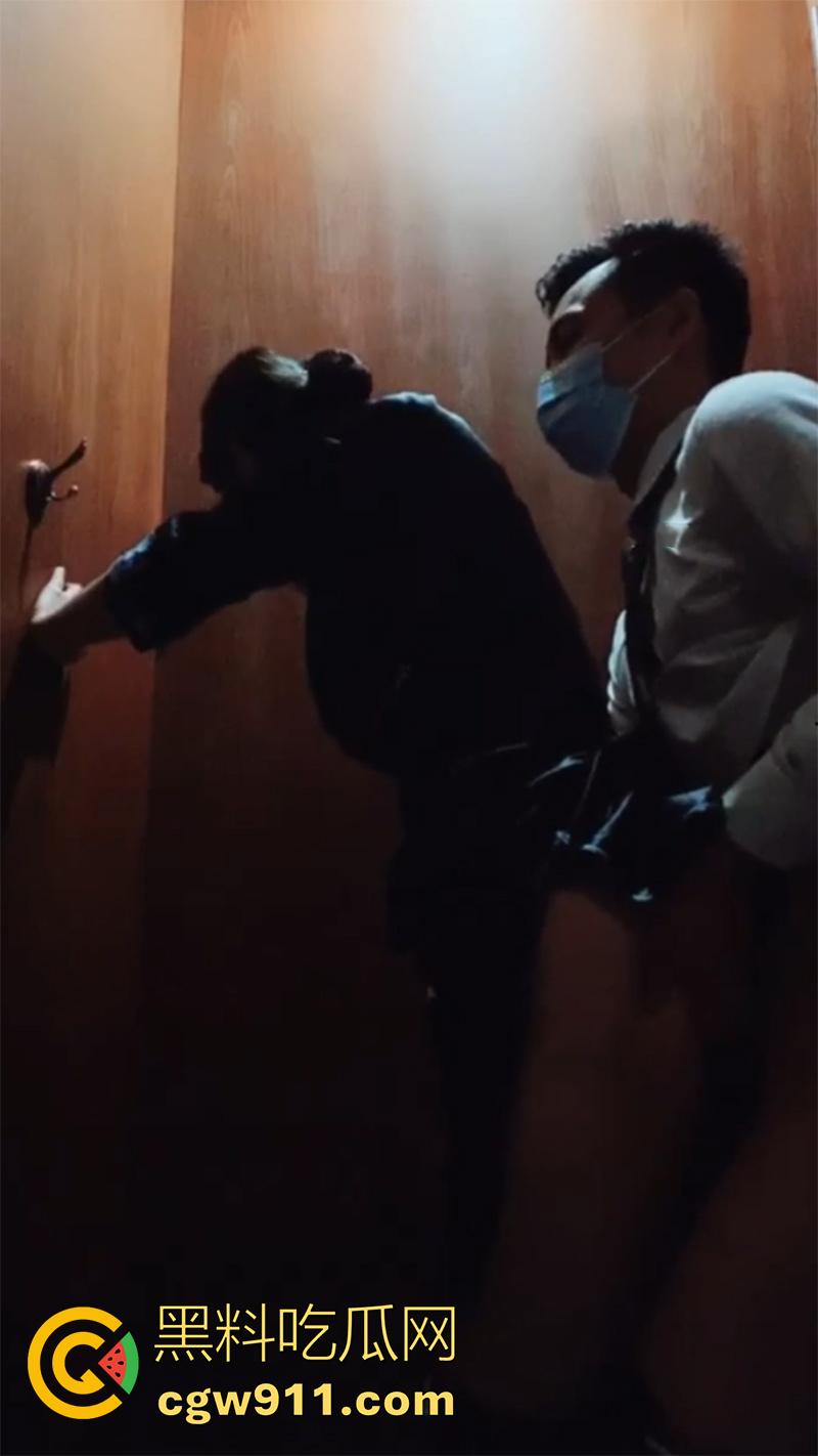 佛山美腿黑丝售楼女销售，被经理潜规则拿下，上班时间盗去厕所啪啪，聊天记录看着就让人血脉喷张！-20