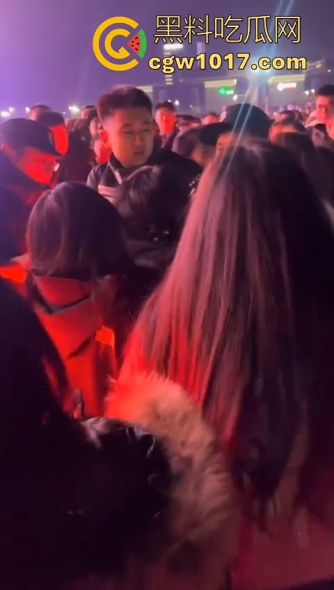 张韶涵演唱会粉丝大战,男粉大战小红书小仙女,疑似位置被抢而大打出手,偶像台上唱的火热,台下也打得火热!-7