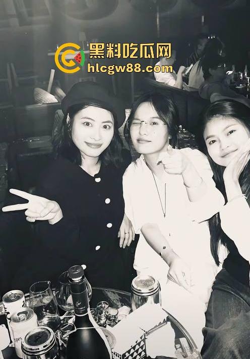 抖音厦门母狗【黄淮北】到处约炮聊骚居家狂热自慰 出去约炮时胸口的挂坠被实锤本人无疑!-5