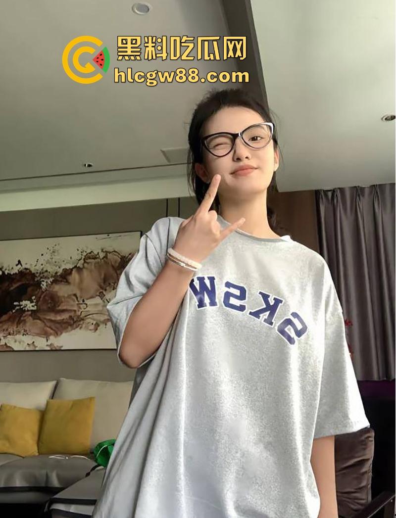 抖音厦门母狗【黄淮北】到处约炮聊骚居家狂热自慰 出去约炮时胸口的挂坠被实锤本人无疑!-8