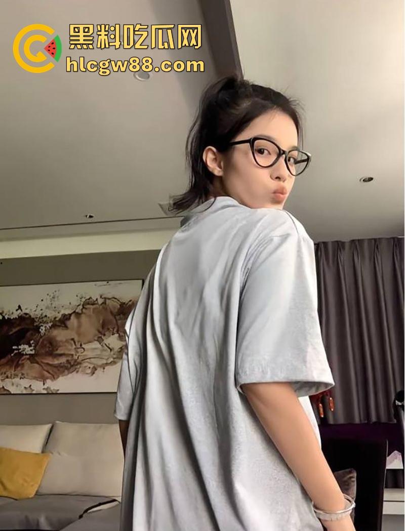 抖音厦门母狗【黄淮北】到处约炮聊骚居家狂热自慰 出去约炮时胸口的挂坠被实锤本人无疑!-9