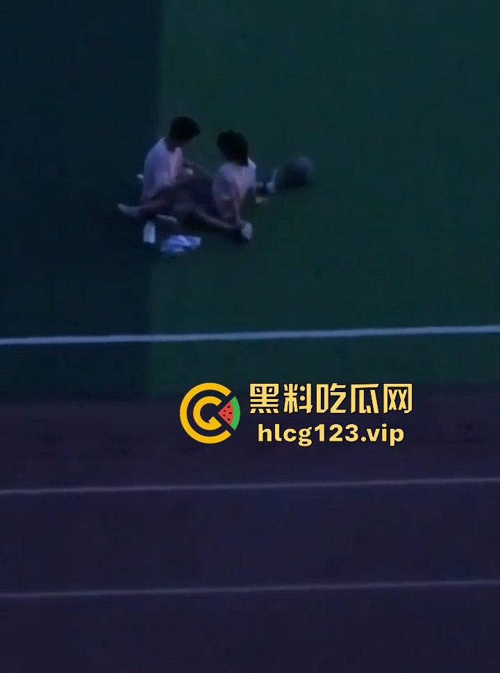 山东工程职业技术大学大一情侣操场啪啪被偷拍！光天化日下学生会带走，年轻人玩得真刺激！-9