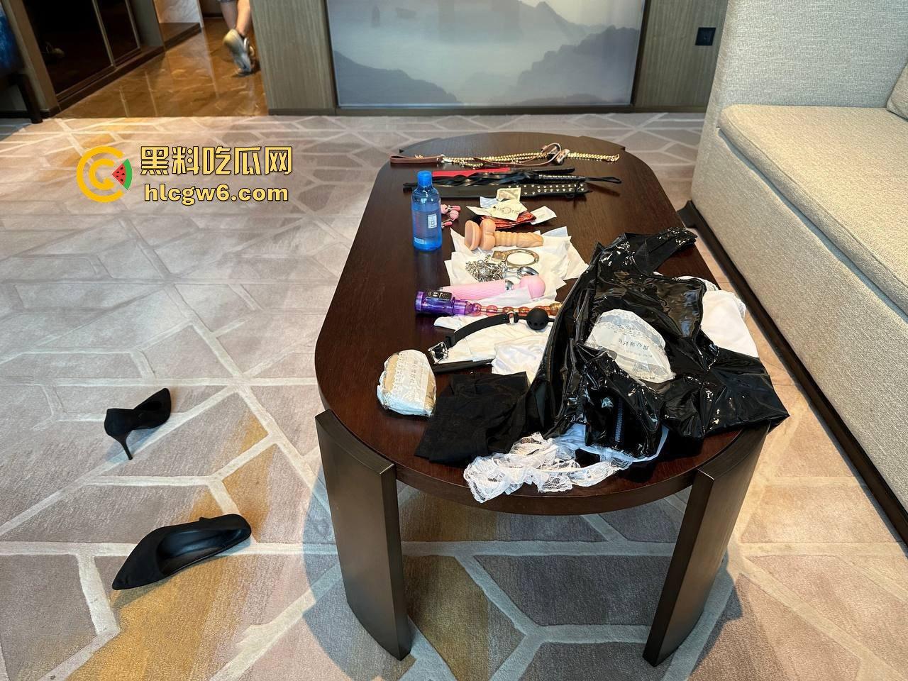 极品黑丝长腿空姐酒店私密曝光 大佬3P调教疯狂内射 跪地虐逼虐奶踩头 骚母狗情趣制服秀舔脚大佬！-2