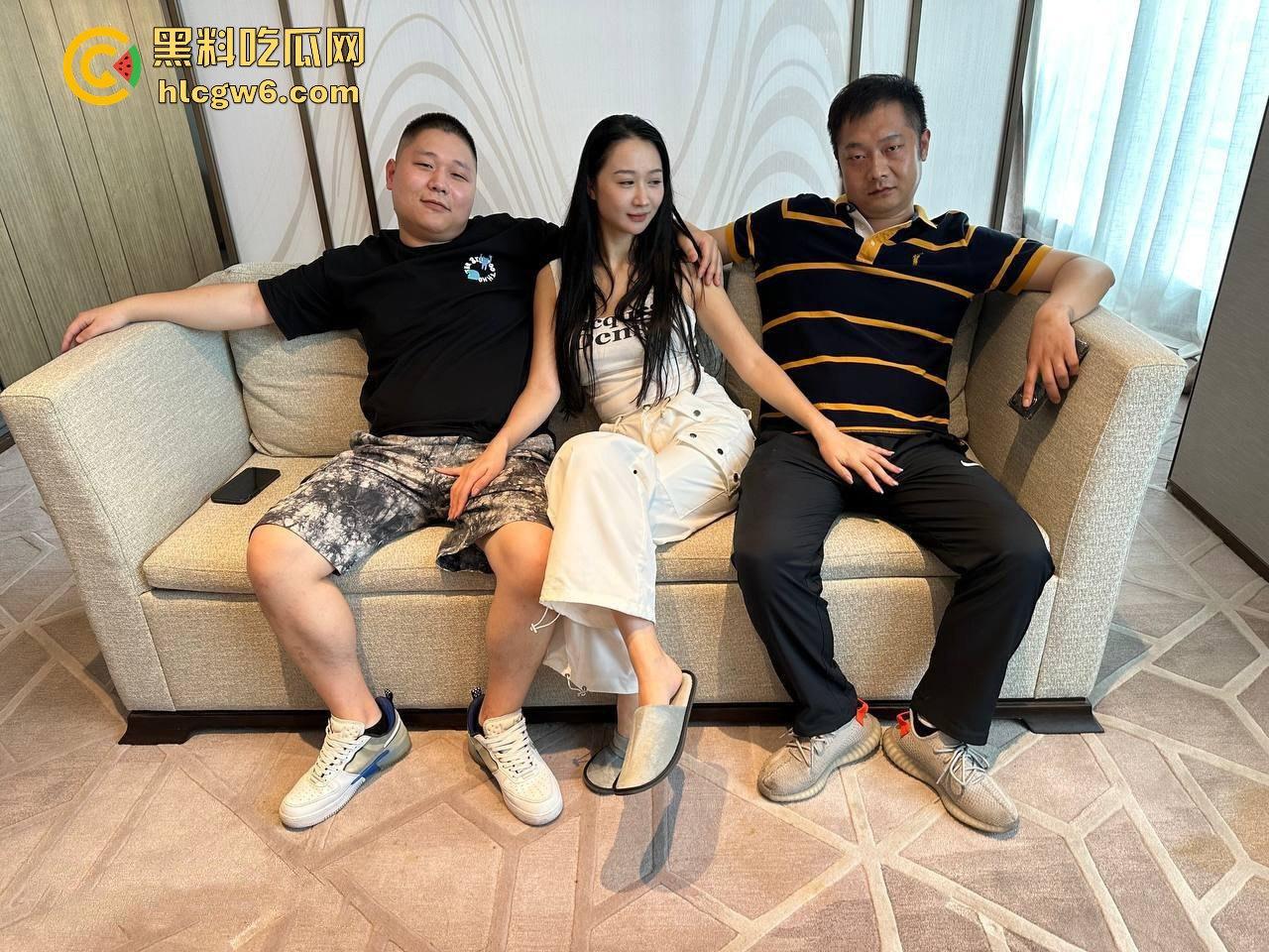 极品黑丝长腿空姐酒店私密曝光 大佬3P调教疯狂内射 跪地虐逼虐奶踩头 骚母狗情趣制服秀舔脚大佬！-8