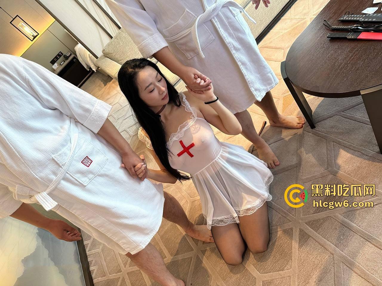 极品黑丝长腿空姐酒店私密曝光 大佬3P调教疯狂内射 跪地虐逼虐奶踩头 骚母狗情趣制服秀舔脚大佬！-19