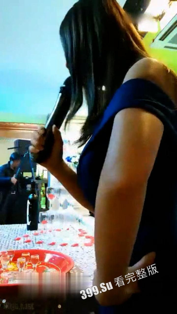 真刺激!一本正经主持婚礼的美女司仪 竟是塞着跳蛋直播的黄播 婚礼结束进厕所潮喷卸欲 真实淫领风骚啊-2