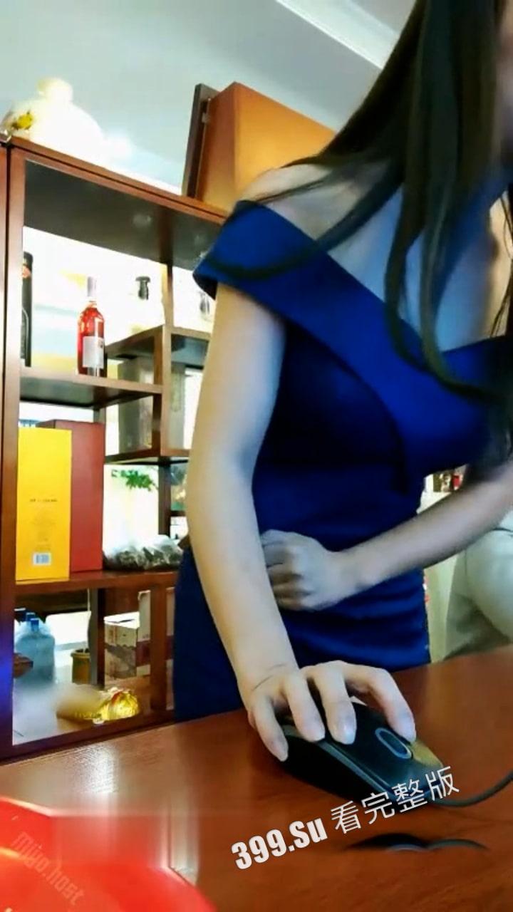 真刺激!一本正经主持婚礼的美女司仪 竟是塞着跳蛋直播的黄播 婚礼结束进厕所潮喷卸欲 真实淫领风骚啊-6