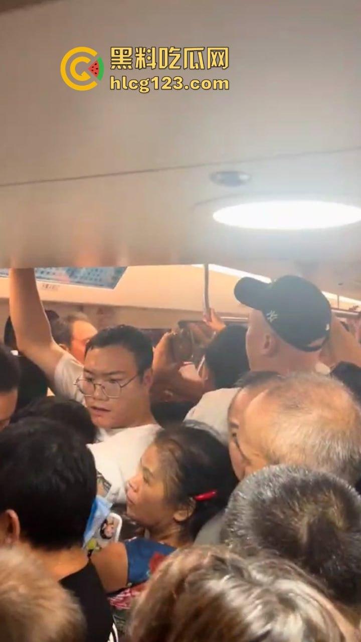 城市打拳挑战赛武汉烟花秀哪有打架好看!“一场烟花秀展现出中国人的百态”-1