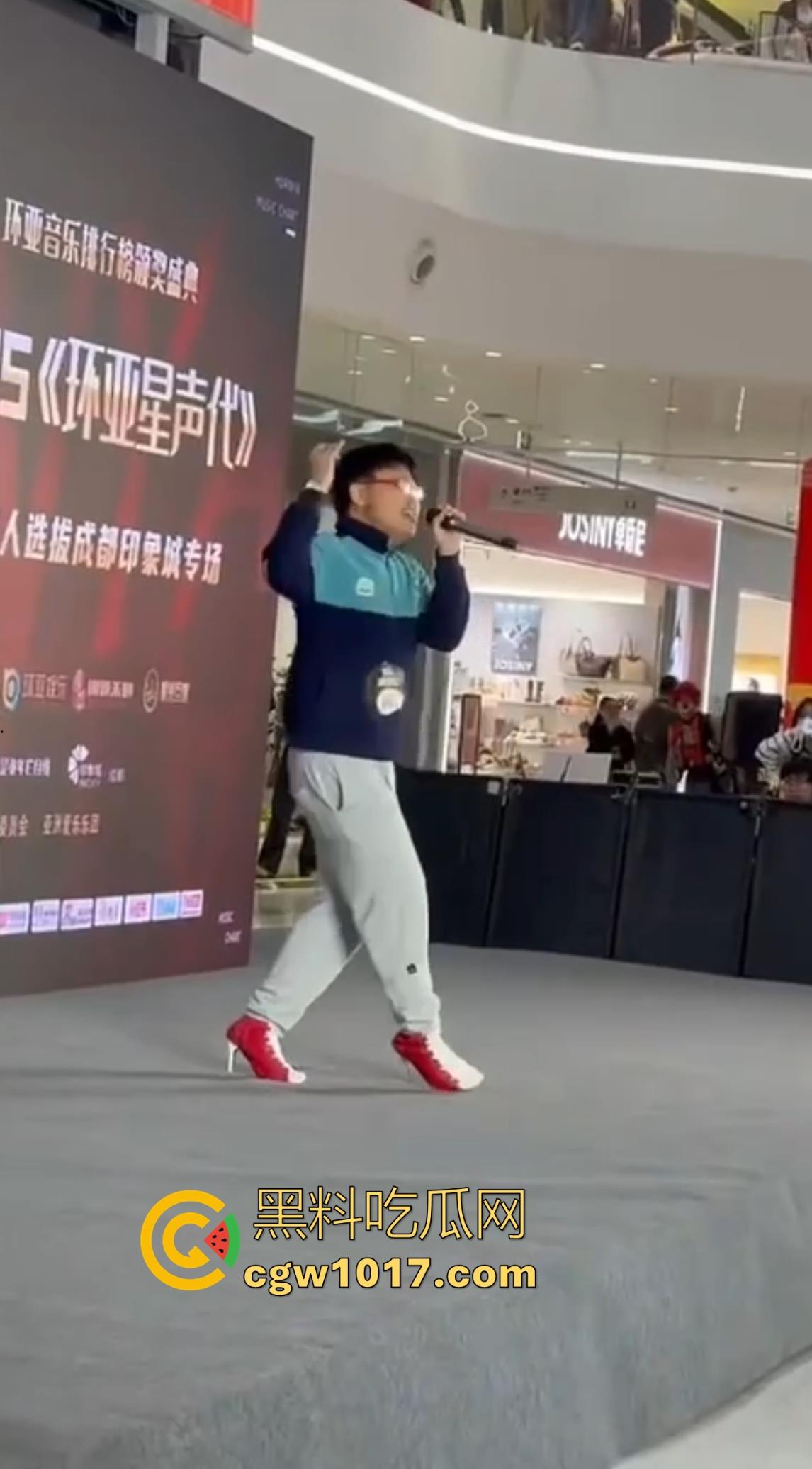 选秀节目再现神人,环亚星声代成都赛区,猛男身穿高跟给你带来【想你的夜】,又是那个挨千刀的把他伤得那么重!-7