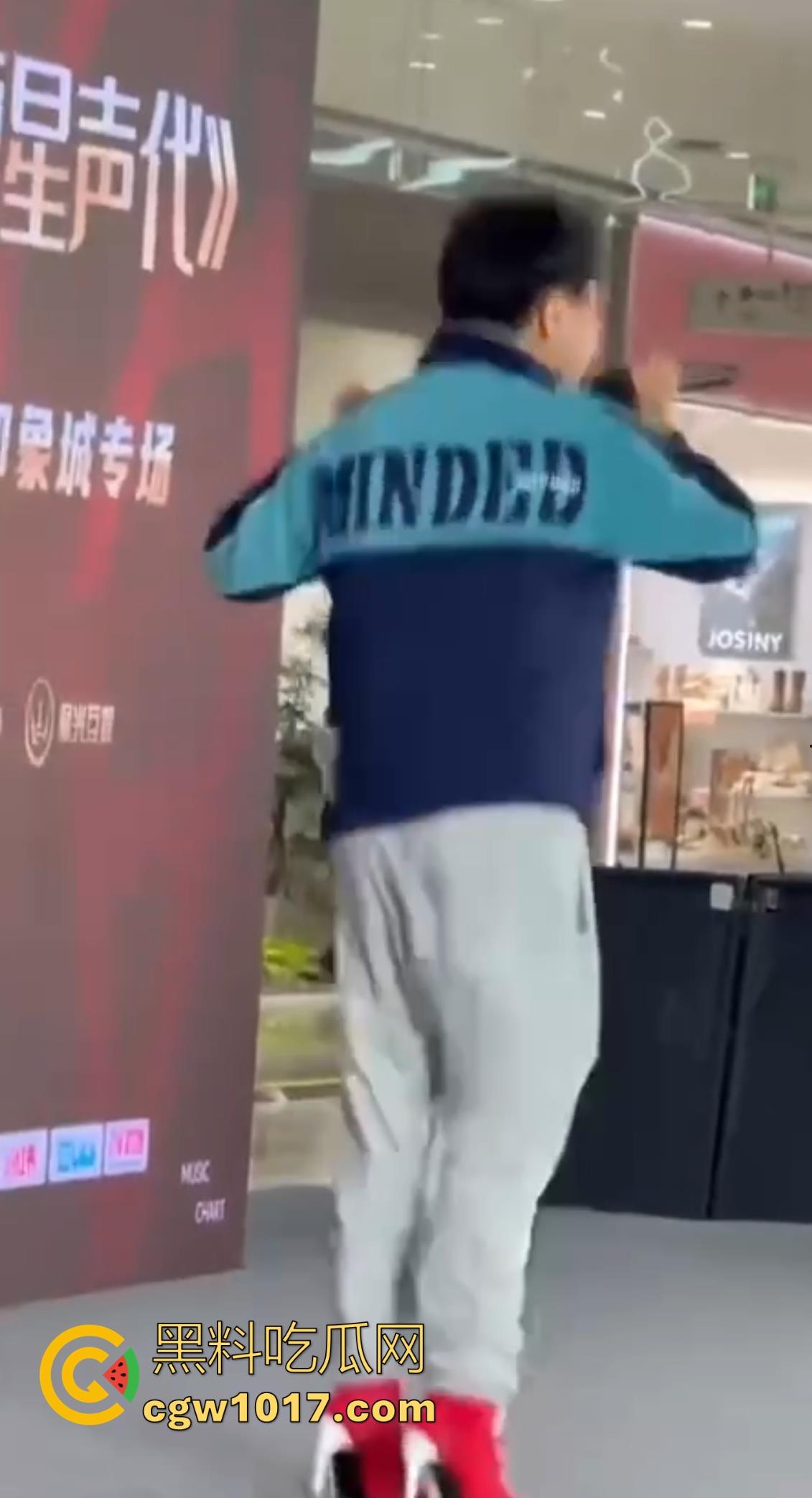 选秀节目再现神人,环亚星声代成都赛区,猛男身穿高跟给你带来【想你的夜】,又是那个挨千刀的把他伤得那么重!-8