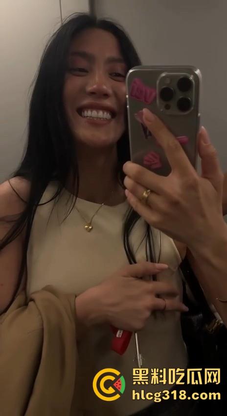 约炮成熟御姐，真空巨乳勾引奶头清晰可见，直接没忍住上手了，无套内射蜜桃嫩穴，真是人间极品！-5