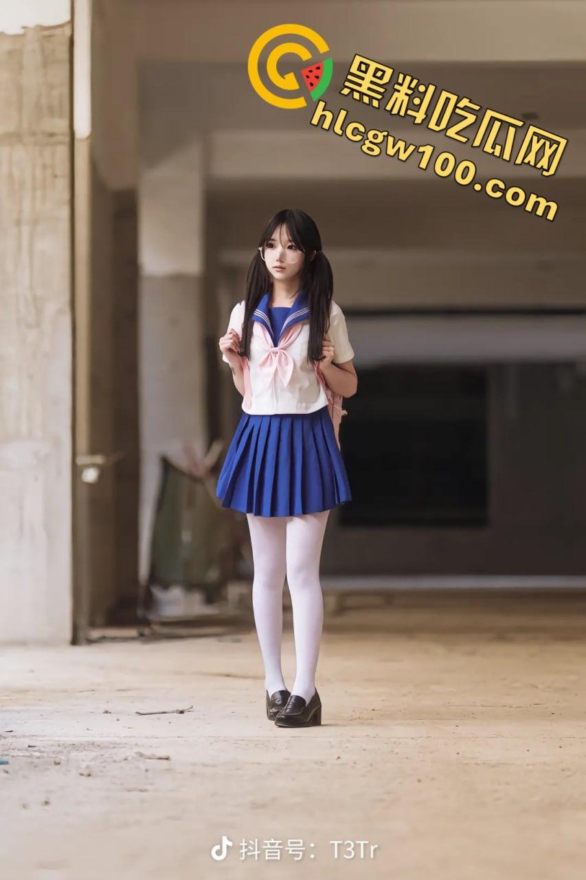 抖音3.5W粉丝小网红【可露莉】,抖音发的是可欲可甜小萌妹,国外展示的是豪放巨乳白虎逼-3