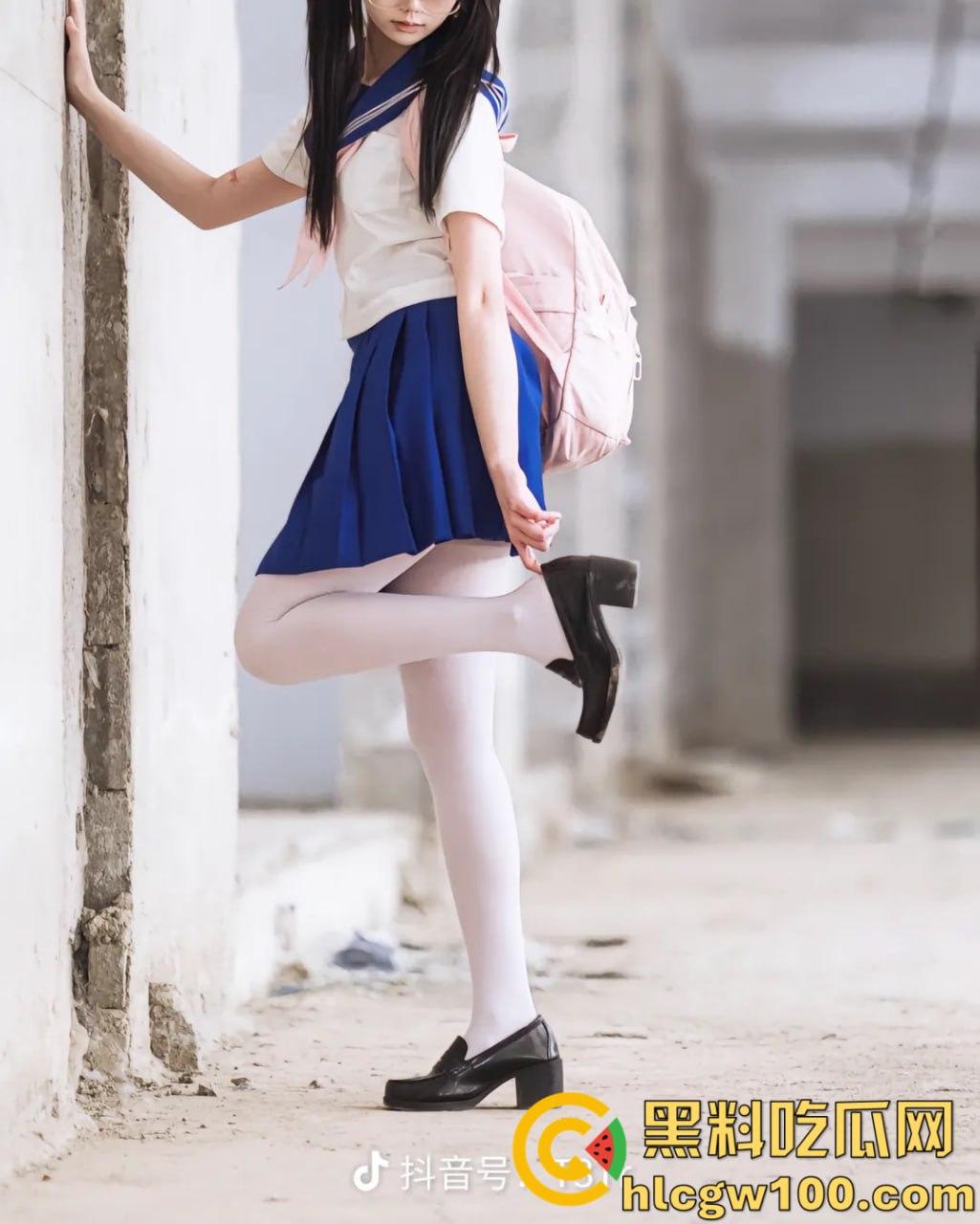 抖音3.5W粉丝小网红【可露莉】,抖音发的是可欲可甜小萌妹,国外展示的是豪放巨乳白虎逼-4