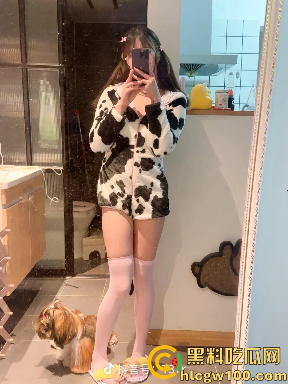 抖音3.5W粉丝小网红【可露莉】,抖音发的是可欲可甜小萌妹,国外展示的是豪放巨乳白虎逼-6