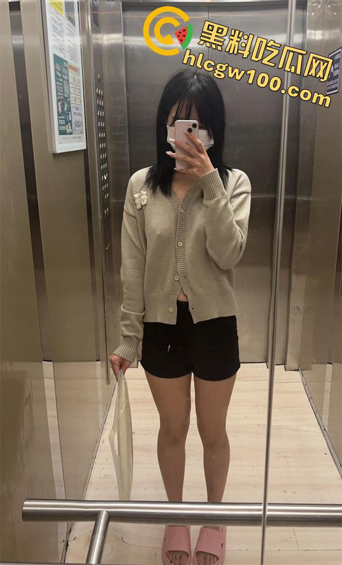 抖音3.5W粉丝小网红【可露莉】,抖音发的是可欲可甜小萌妹,国外展示的是豪放巨乳白虎逼-7