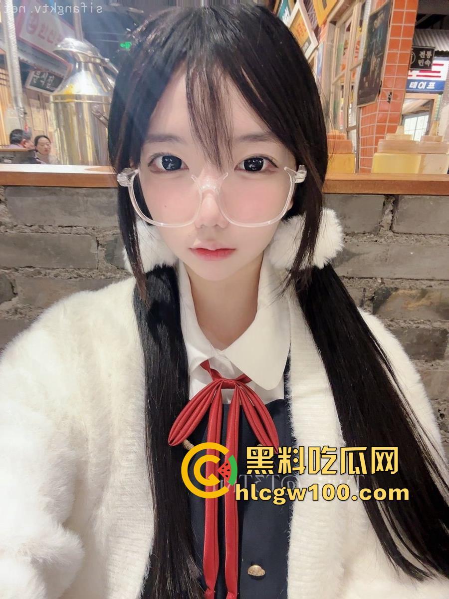 抖音3.5W粉丝小网红【可露莉】,抖音发的是可欲可甜小萌妹,国外展示的是豪放巨乳白虎逼-8